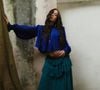 Conhecida por seus looks marcantes, Sabrina Sato voltou a chamar atenção ao apostar em uma produção boho chic da Chloé, com blusa azul bic e saia verde petróleo de babados. A escolha celebrou a gestação e trouxe leveza à silhueta da apresentadora