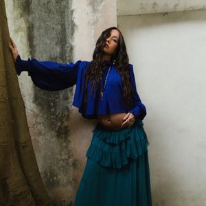 Conhecida por seus looks marcantes, Sabrina Sato voltou a chamar atenção ao apostar em uma produção boho chic da Chloé, com blusa azul bic e saia verde petróleo de babados. A escolha celebrou a gestação e trouxe leveza à silhueta da apresentadora
