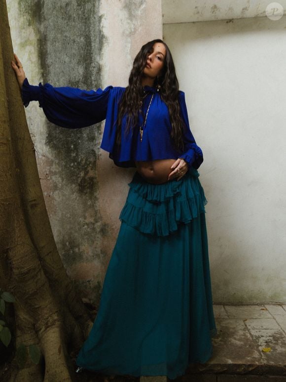 Conhecida por seus looks marcantes, Sabrina Sato voltou a chamar atenção ao apostar em uma produção boho chic da Chloé, com blusa azul bic e saia verde petróleo de babados. A escolha celebrou a gestação e trouxe leveza à silhueta da apresentadora