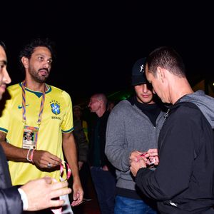 Marcelo Sangalo surge ao lado de Tiago Maia, apontado como affair de Ivete, em registro durante evento em São Paulo