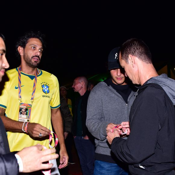 Marcelo Sangalo surge ao lado de Tiago Maia, apontado como affair de Ivete, em registro durante evento em São Paulo