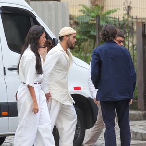 Francisco Gil chegou ao velório da mãe acompanhado da namorada, Alane Dias