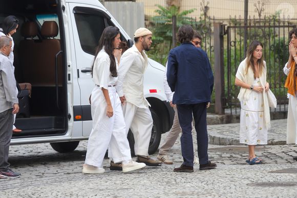 Francisco Gil chegou ao velório da mãe acompanhado da namorada, Alane Dias