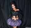 Grávida, Sabrina Sato chamou atenção ao deixar a barriguinha à mostra em um look fashionista. A apresentadora combinou uma jaqueta preta de couro com minissaia curta estampada, além de sapatos de salto e meias rendadas