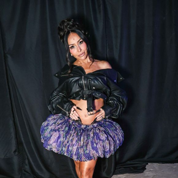 Grávida, Sabrina Sato chamou atenção ao deixar a barriguinha à mostra em um look fashionista. A apresentadora combinou uma jaqueta preta de couro com minissaia curta estampada, além de sapatos de salto e meias rendadas