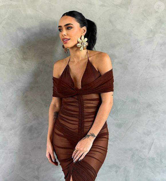 Diversos vestidos, sejam eles mais justos ou soltinhos, em tonalidades de marrom, e em outras cores neutras, fazem parte do guarda-roupa de Biancardi.