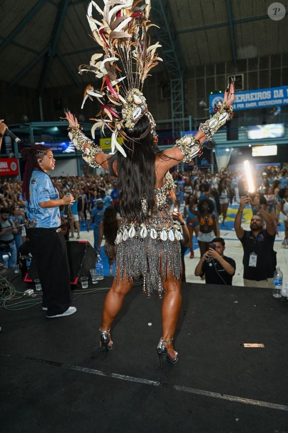 As sandálias metálicas prateadas de salto fino fazem parte da produção escolhida por Sabrina Sato para sambar na quadra da Vila Isabel grávida de oito meses