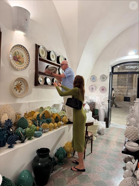 Bruna Marquezine fotografa Sasha Meneghel indo às compras, olhando louças