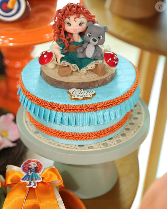 O bolo temático de "Valente" foi um dos destaques da comemoração dos 4 meses de Clara