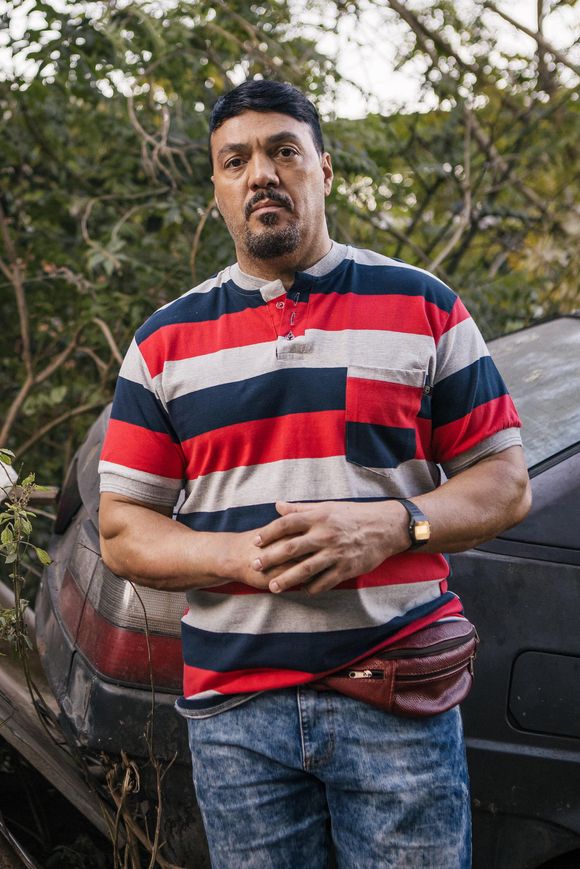 Misael (Belo) é atropelado de forma proposital após protestar contra Ferette (Murilo Benício) na novela 'Três Graças', segundo capítulo, em 21 de outubro de 2025, terça-feira