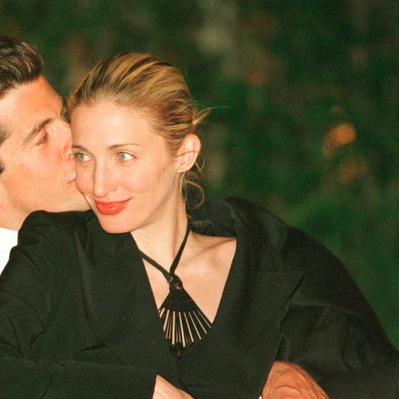 Figurinista Rudy Mance vasculhou o mundo em busca de roupas originais dos anos 90 para dar autenticidade à produção que conta a história do casal icônico dos anos 1990, Carolyn Bessette e John F. Kennedy Jr.