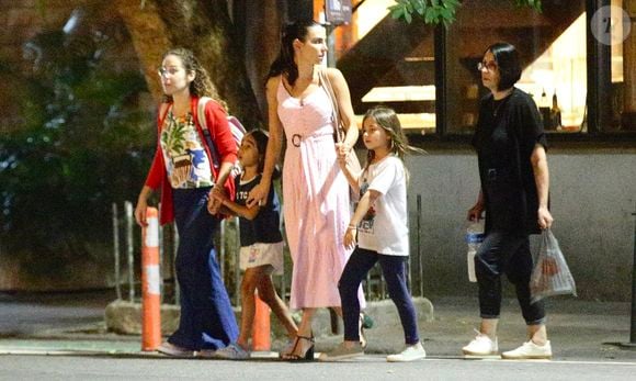 Mel Fronckowiak e Nina caminharam na companhia de uma mulher e mais uma criança