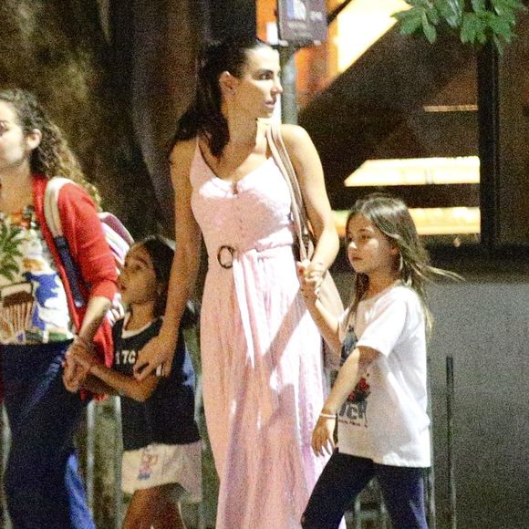 Mel Fronckowiak e Nina caminharam na companhia de uma mulher e mais uma criança