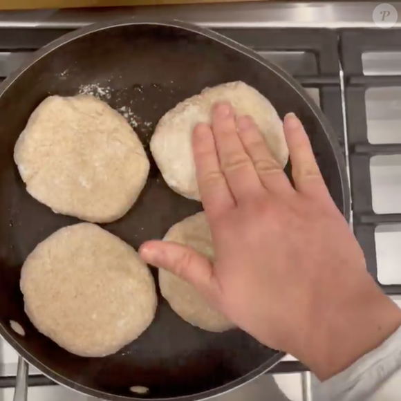 Leve o pão para a frigideira em fogo baixo e deixe assar por 5 minutos de cada lado