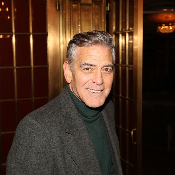 Sobre seus cuidados com a beleza, George Clooney revelou ser bem básico. Ele gosta de frequentar a sauna com frequência