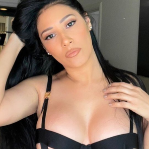 Após pedidos por entrada em plataforma adulta, Simaria sensualiza com maiô cavado e esbanja corpão