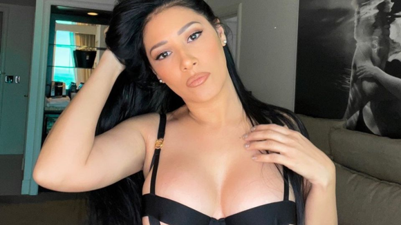 Após pedidos por entrada em plataforma adulta, Simaria sensualiza com maiô cavado e esbanja corpão