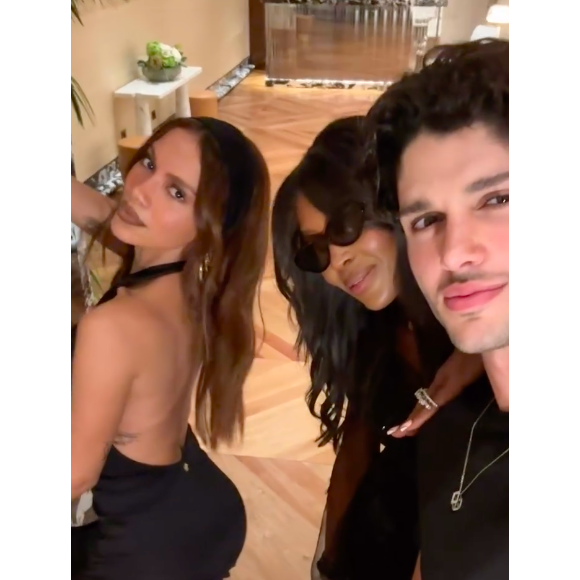 Neste sábado (28), Anitta reapareceu nas redes sociais ao lado de ninguém menos que Naomi Campbell e Sofia Vergara