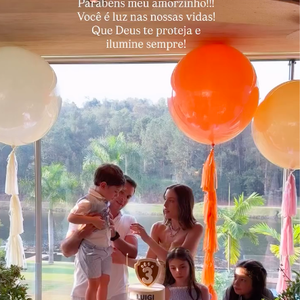 Fabiana Justus esteve acompanhada do marido Bruno Levi D'Ancona e das filhas gêmeas Chiara e Sienna na hora do 'parabéns'