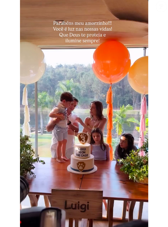 Fabiana Justus esteve acompanhada do marido Bruno Levi D'Ancona e das filhas gêmeas Chiara e Sienna na hora do 'parabéns'