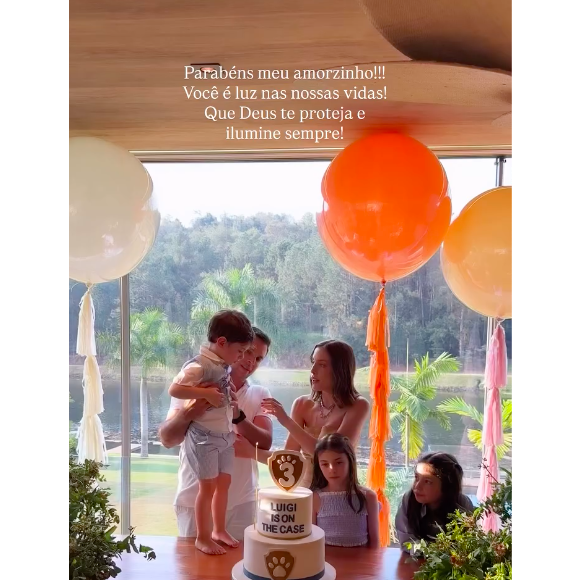 Fabiana Justus esteve acompanhada do marido Bruno Levi D'Ancona e das filhas gêmeas Chiara e Sienna na hora do 'parabéns'