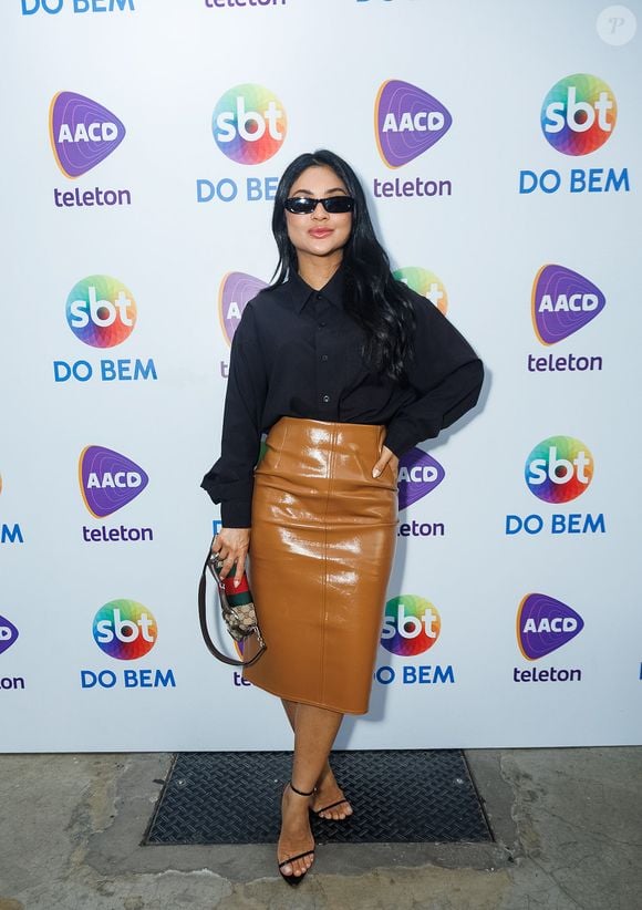 Teleton 2025: Mileide Mihaile aliou uma camisa elegante preta com uma saia comprida de couro marrom