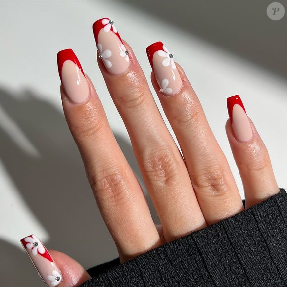 Nail art delicada e feminina em vermelho: aposte nessa opção para um visual romântico
