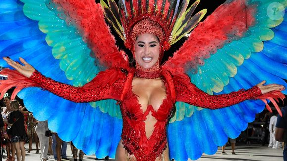 Isabelle Nogueira: a eterna Cunhã-original do BBB, Isabelle Nogueira volta à Sapucaí pelo segundo ano consecutivo com a Grande Rio. A ex-BBB 24 segue como musa da escola de Duque de Caxias, que em 2026 levará à avenida o enredo 'A Nação do Mangue'. A proposta revisita o manguebeat e destaca a arte que nasce da periferia, transformando resistência em potência criativa