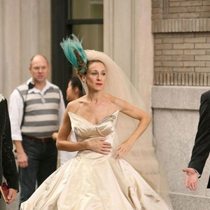Look de noiva de Carrie Bradshaw, de 'Sex and The City' marcou época entre as fashionistas e apareceu em duas versões no Baile Vogue