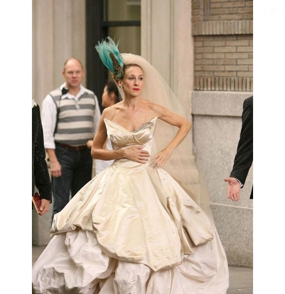 Look de noiva de Carrie Bradshaw, de 'Sex and The City' marcou época entre as fashionistas e apareceu em duas versões no Baile Vogue