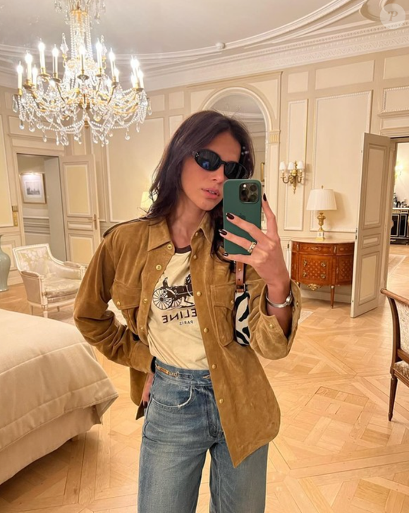 Bruna Marquezine alia o conforto do jeans, com t-shirt divertida e jaqueta na cor mostarda em camurça, tendência da temporada.