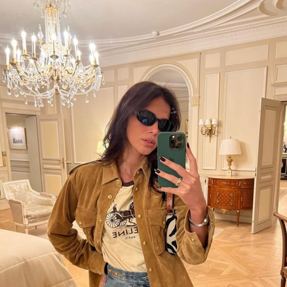 Bruna Marquezine alia o conforto do jeans, com t-shirt divertida e jaqueta na cor mostarda em camurça, tendência da temporada.