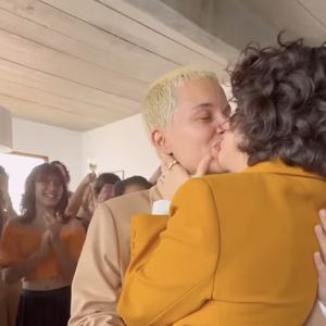 Com a relação oficializada, Júlia Anquier e Maria Beraldo trocaram beijos românticos