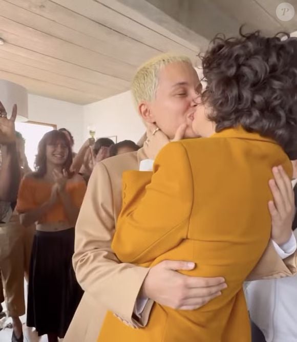 Com a relação oficializada, Júlia Anquier e Maria Beraldo trocaram beijos românticos