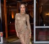No tapete vermelho do Golden Globes Tribute Gala Brazil, Sabrina Sato apostou em uma proposta que equilibra transparência, brilho e sofisticação em um visual de forte apelo fashionista. A apresentadora surgiu com um vestido longo de tule em tom nude, completamente bordado com aplicações douradas em arabescos, criando um efeito de segunda pele que valoriza as curvas com delicadeza e precisão