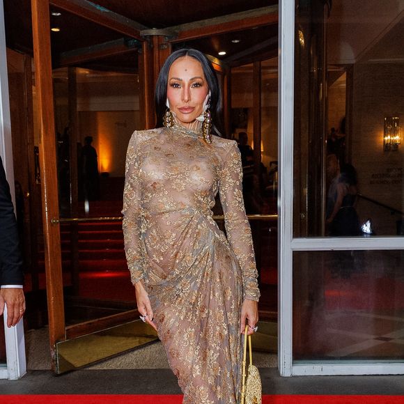 No tapete vermelho do Golden Globes Tribute Gala Brazil, Sabrina Sato apostou em uma proposta que equilibra transparência, brilho e sofisticação em um visual de forte apelo fashionista. A apresentadora surgiu com um vestido longo de tule em tom nude, completamente bordado com aplicações douradas em arabescos, criando um efeito de segunda pele que valoriza as curvas com delicadeza e precisão