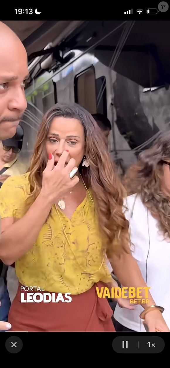 Após contracenar com Belo em Três Graças, Viviane Araújo foi questionada sobre a chance de ir a um show do cantor; a atriz riu