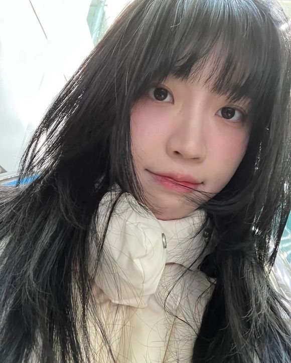 A cantora e compositora Nahee, de 24 anos, morreu em novembro de 2023. A causa da morte não foi divulgada, e o funeral foi restrito a familiares e amigos