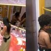Treta de chinelo no 'BBB 26': Milena limpa sandália de Jonas e Jordana entra na confusão para provocar Samira