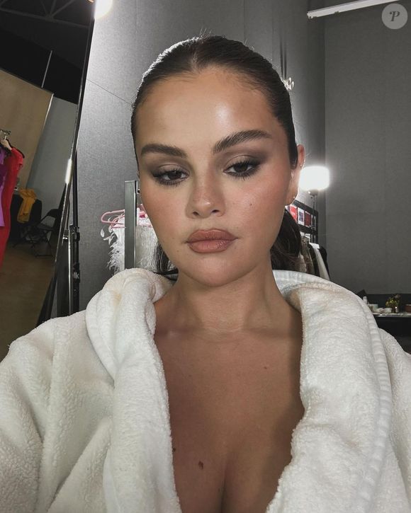 Selena Gomez exibe maquiagem impecável