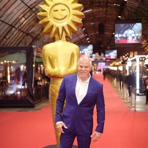 Miguel Falabella em foto durante o Festival do Cinema de Gramado em frente ao Palácio dos Festivais na Rua Coberta e diante do Kikito de Ouro