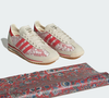 Inspirado no lifestyle retrô, o novo lançamento da Adidas combina design clássico, forro macio e acabamento artístico para acompanhar produções casuais com muito estilo