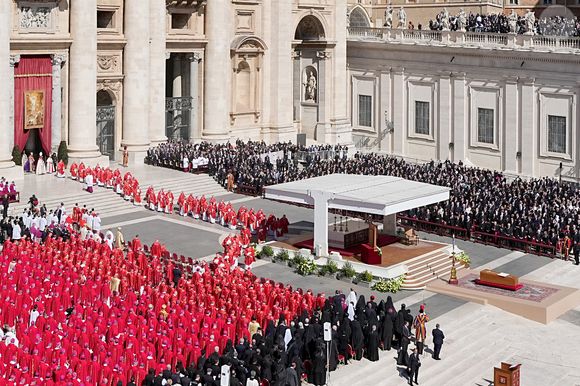 Corpo de Papa Francisco foi aplaudido pela multidão