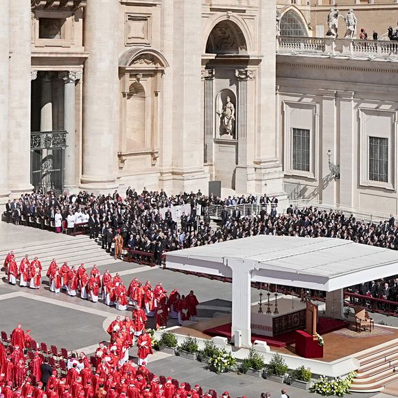 Corpo de Papa Francisco foi aplaudido pela multidão
