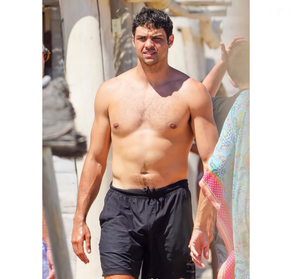 Noah Centíneo em processo de transformação em seu corpo