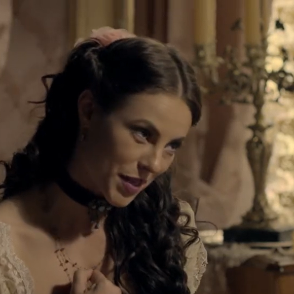 Melissa doa seu vestido de noiva para o suposto casamento de Lívia e Pedro.