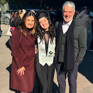 Fátima Bernardes e William Bonner posaram juntinhos da herdeira e levaram a web ao delírio