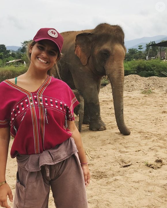 Giulia Costa também não se prende a padrões e vive sem maquiagem na web