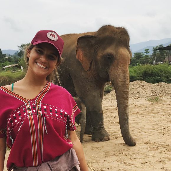 Giulia Costa também não se prende a padrões e vive sem maquiagem na web