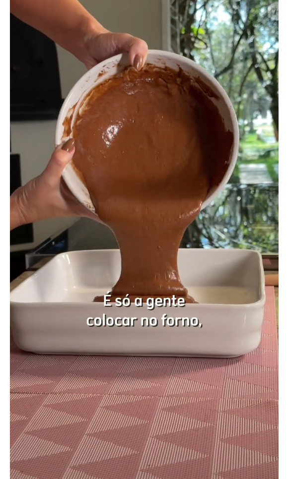 Transfira para uma forma untada e leve para assar. Para conferir o ponto, faça o famoso truque do garfo